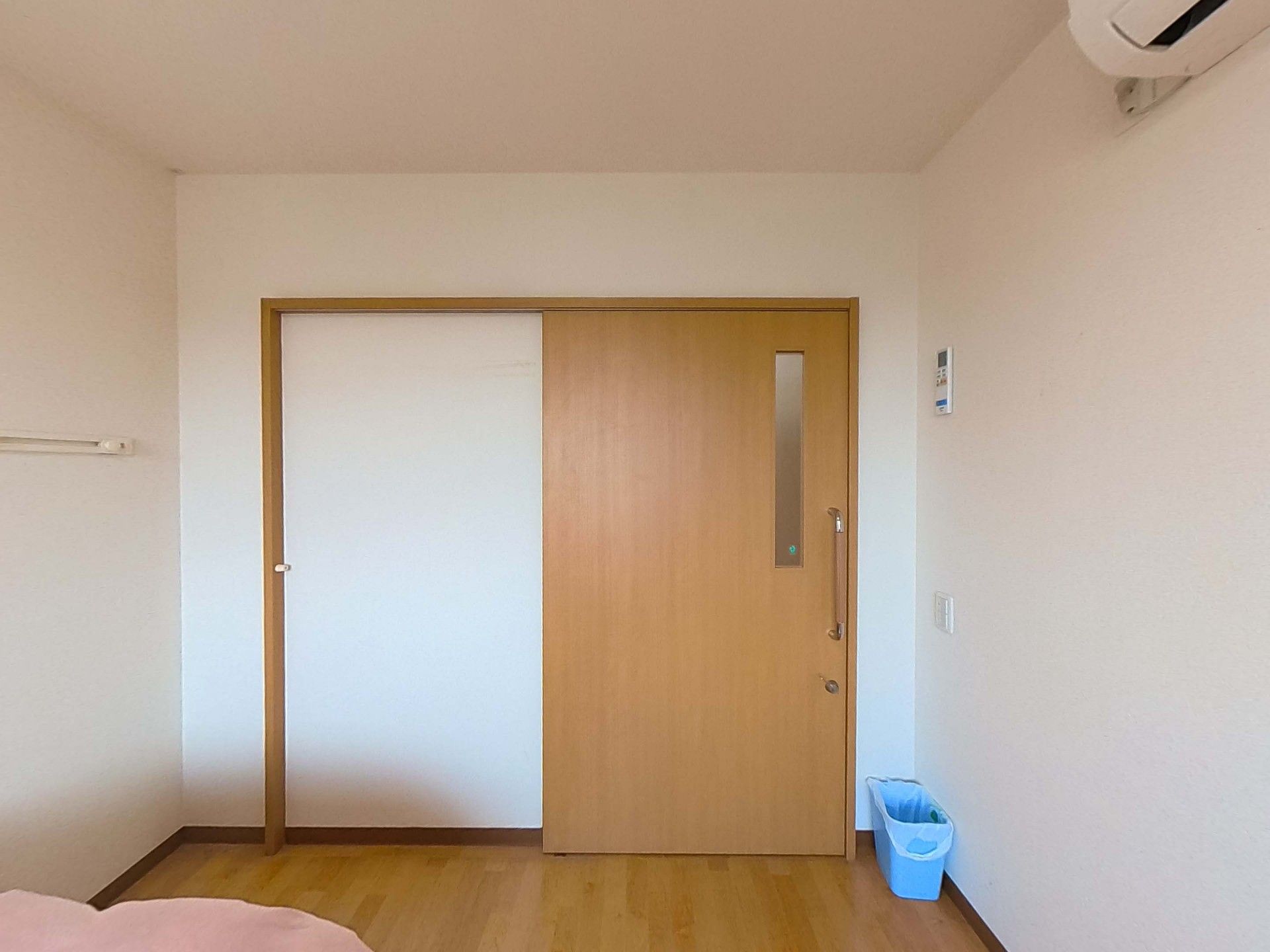 木製の引き戸のある部屋