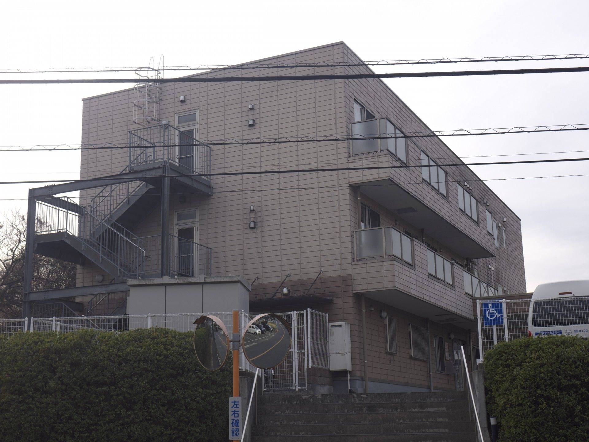 外階段のある建物