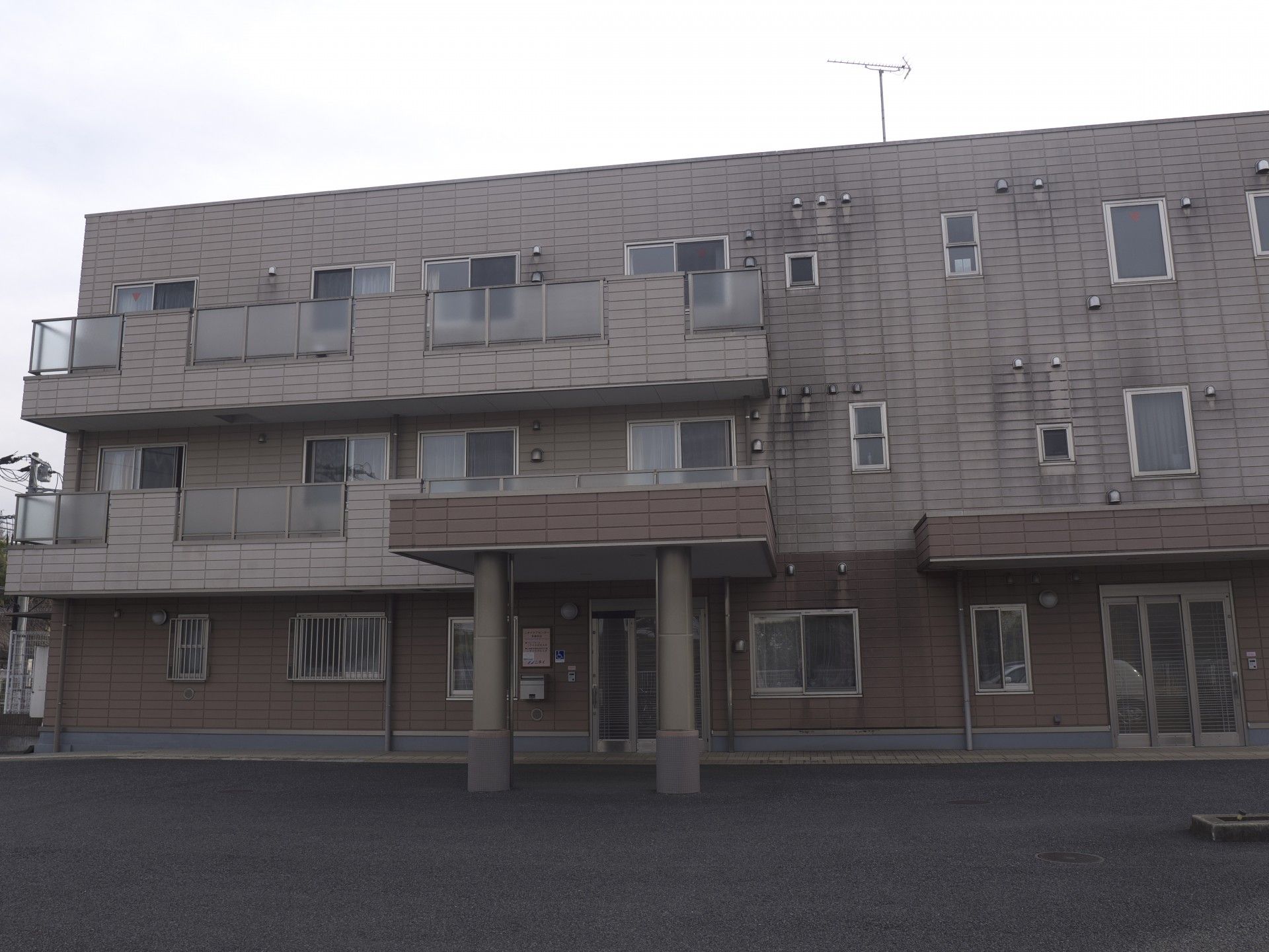 三階建ての建物外観