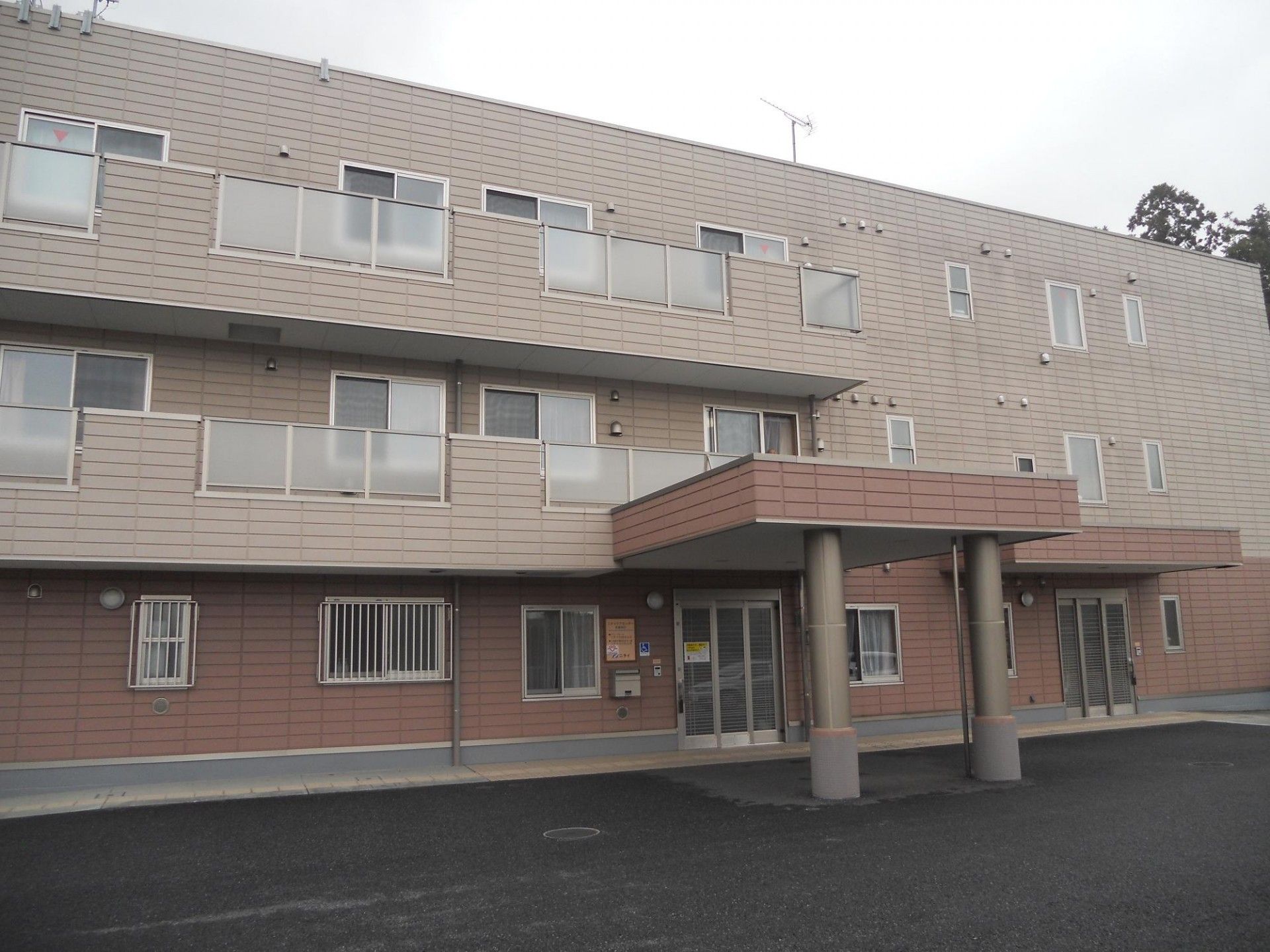 ゆとりある入口の建物