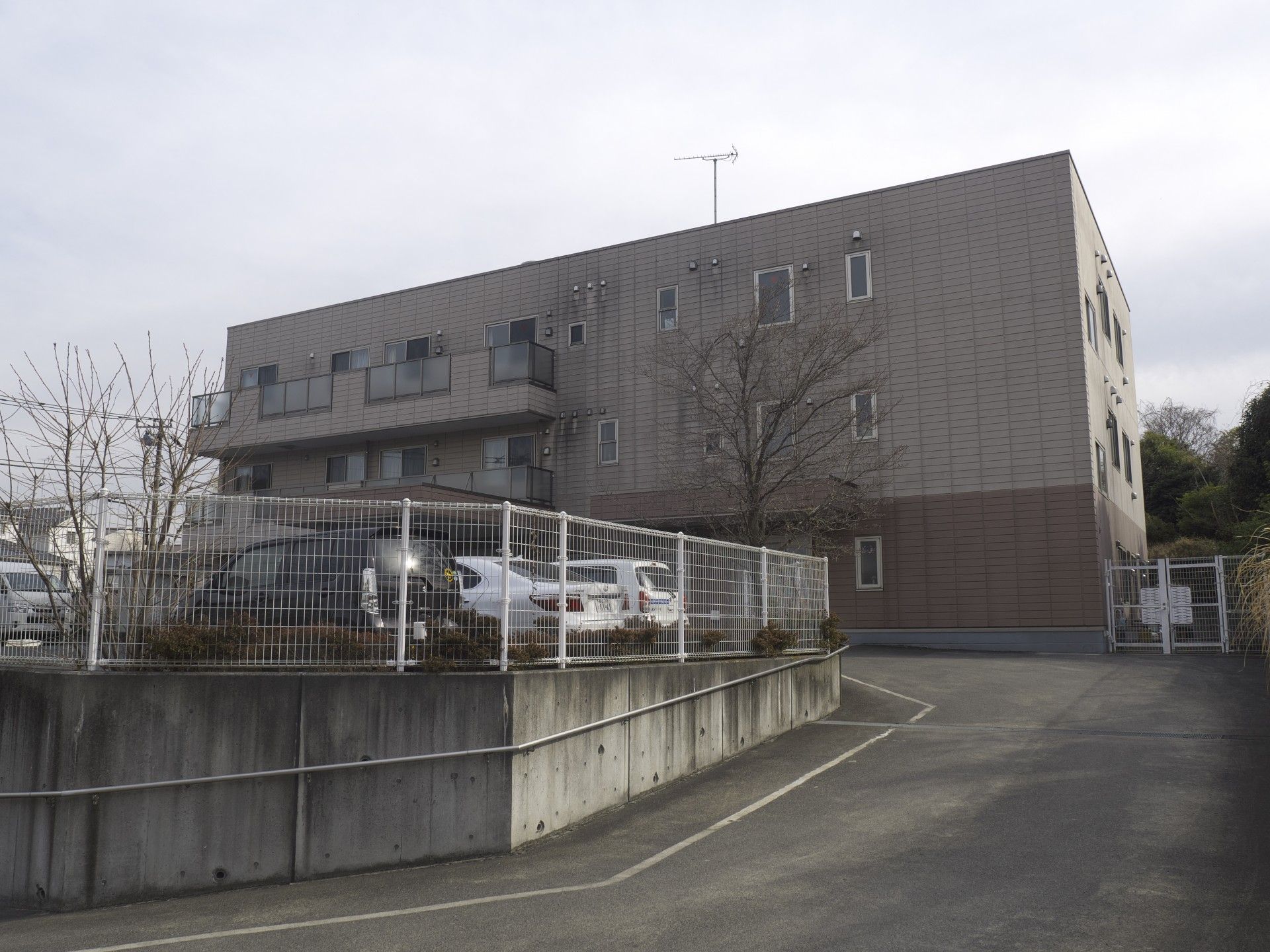 駐車場のある建物外観