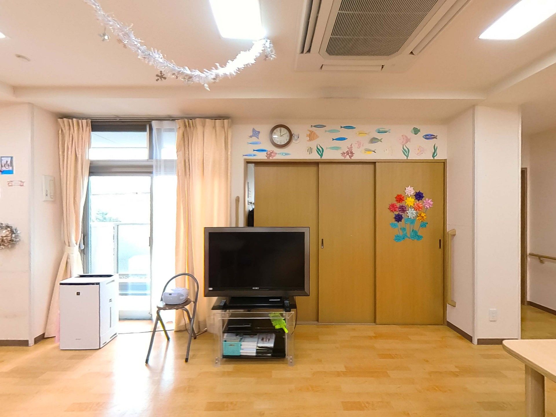 テレビと飾りのある部屋