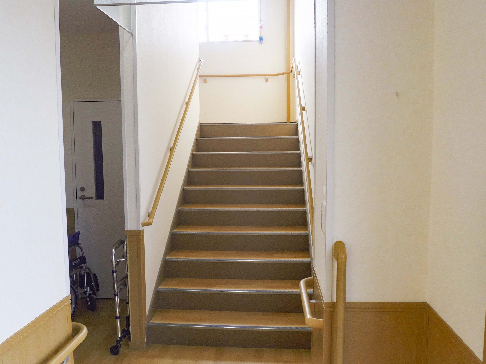 手すり付きの階段