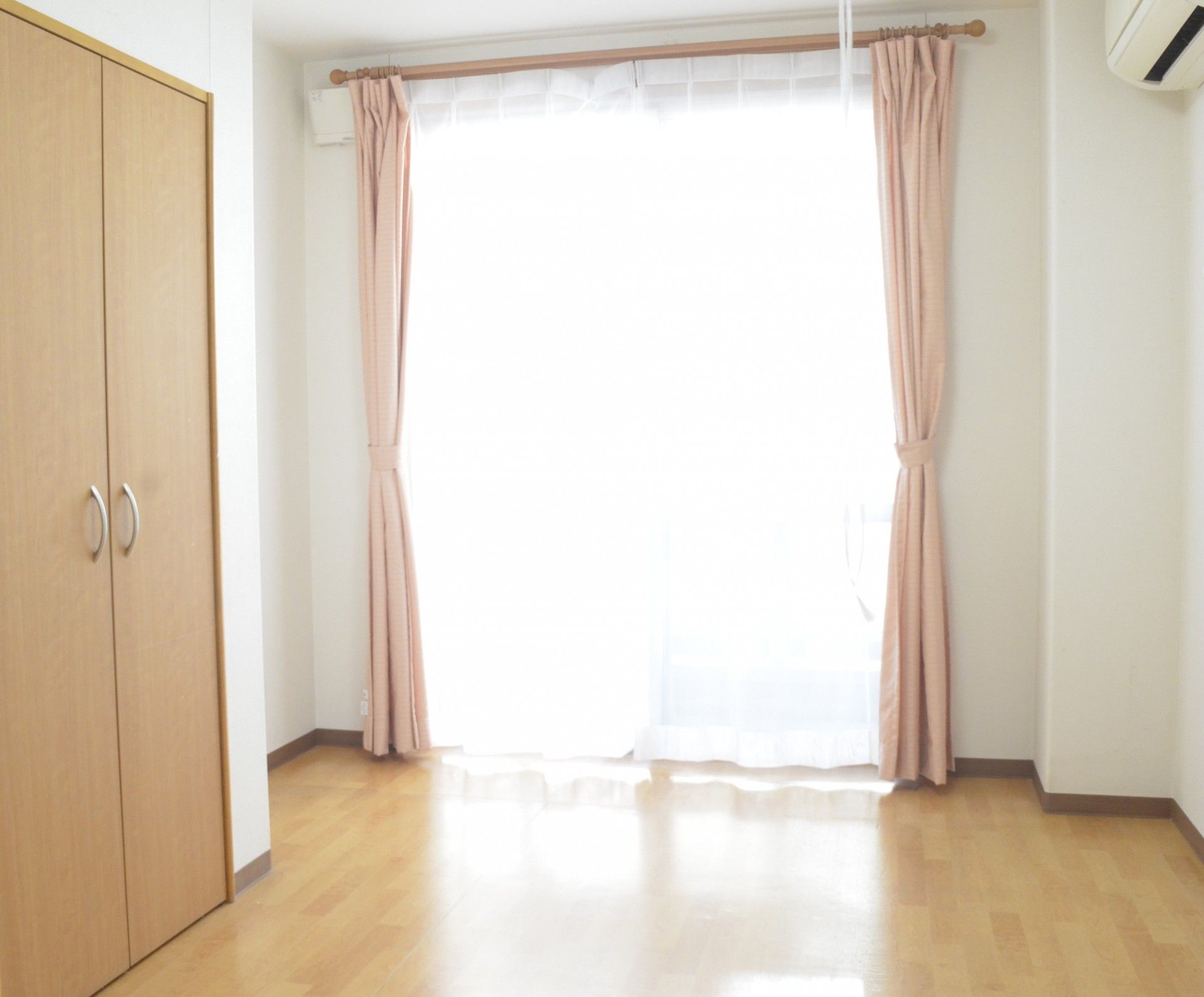 日差しが差し込む部屋