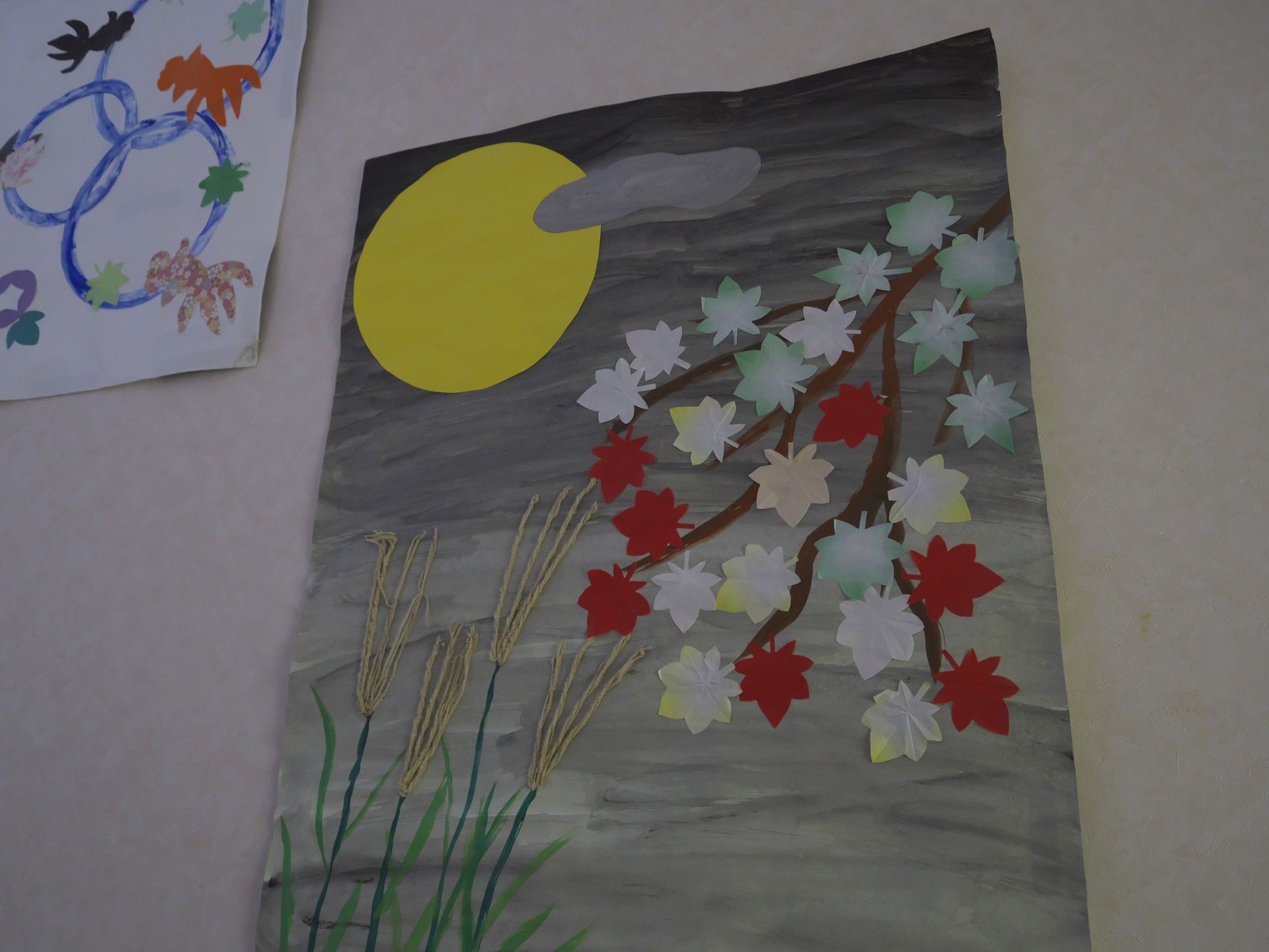 壁に飾られた手作りの作品