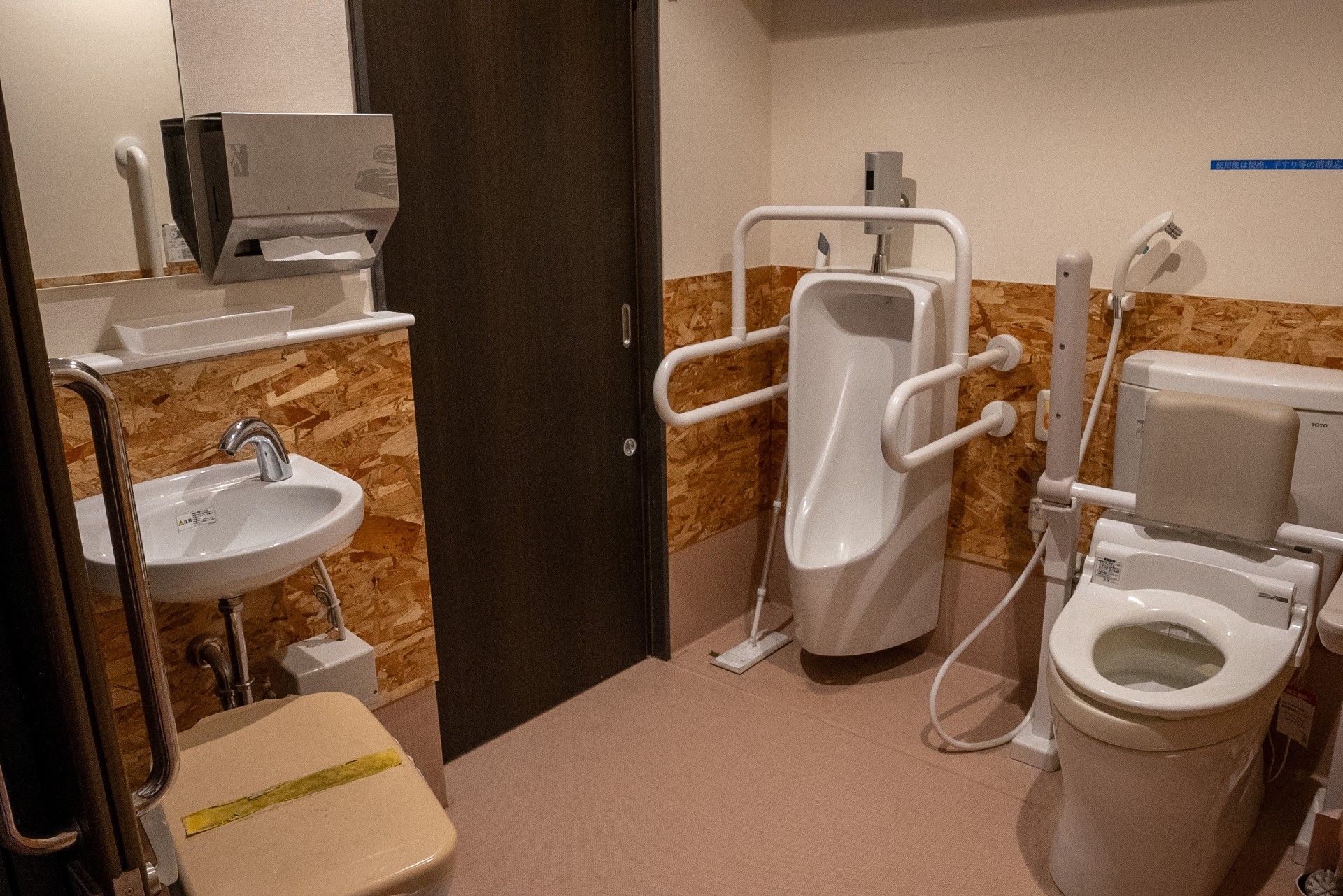 手すり付きのトイレ