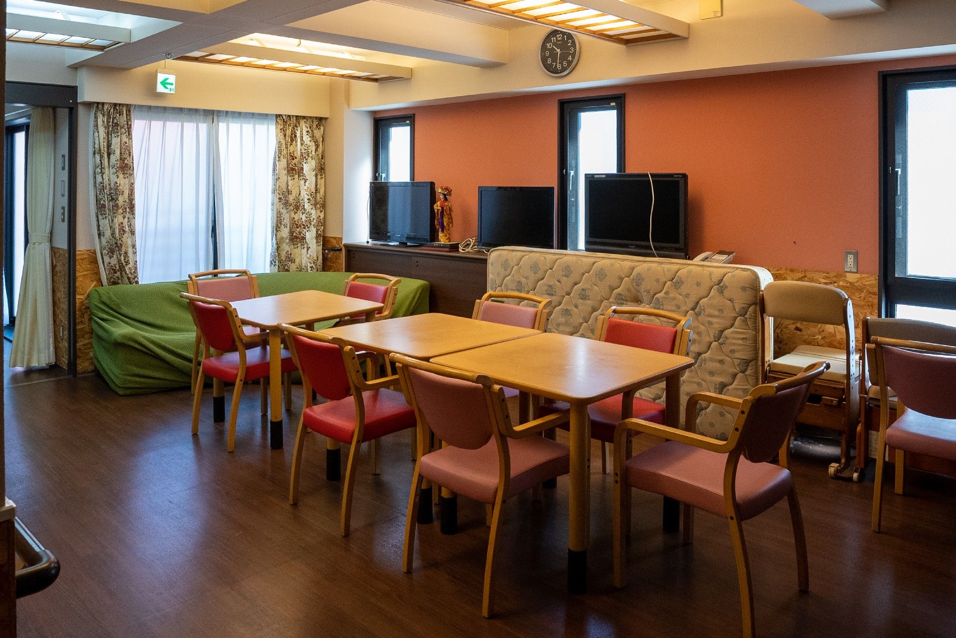 テーブルセットが複数設置された共有スペース