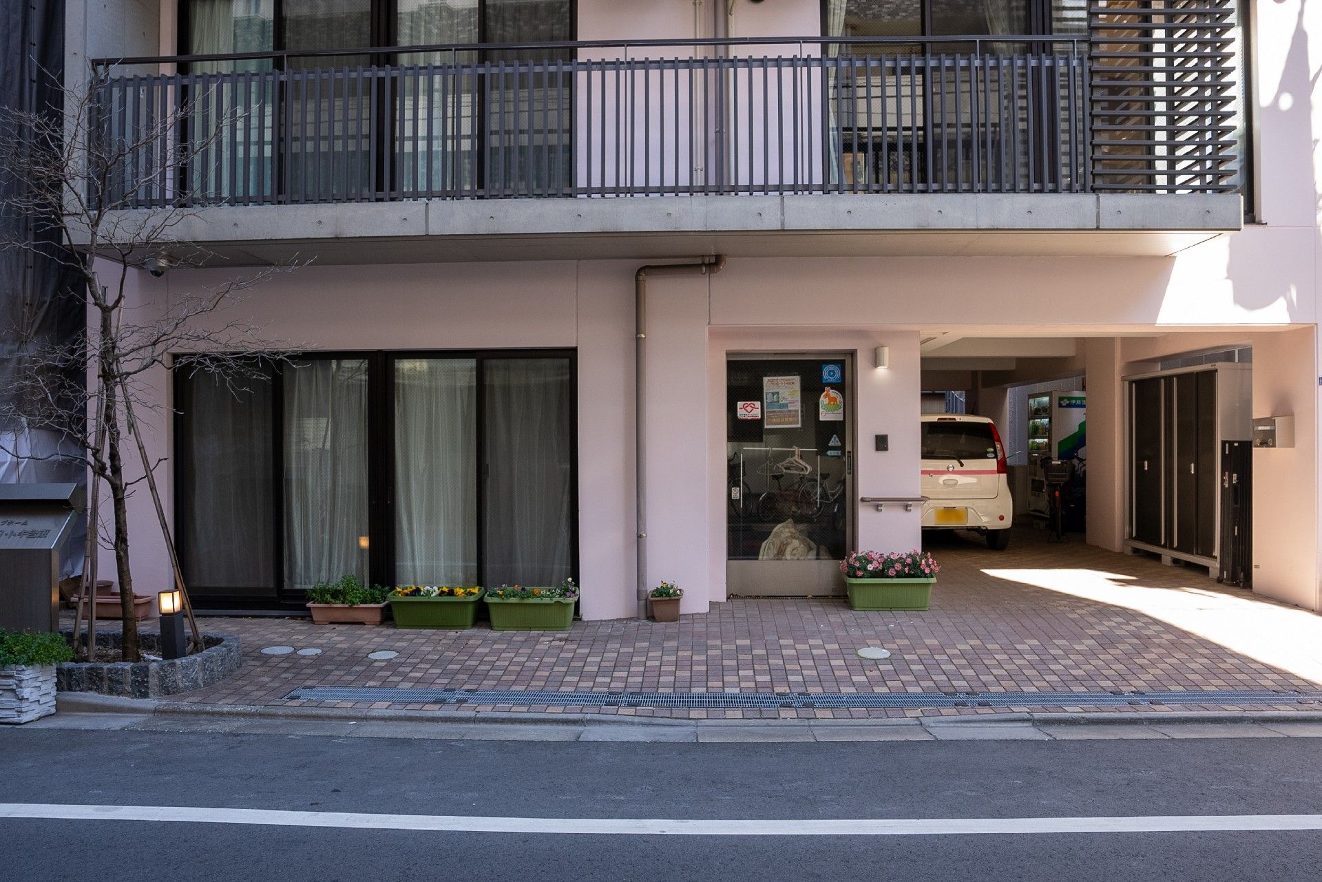 エントランスと駐車場