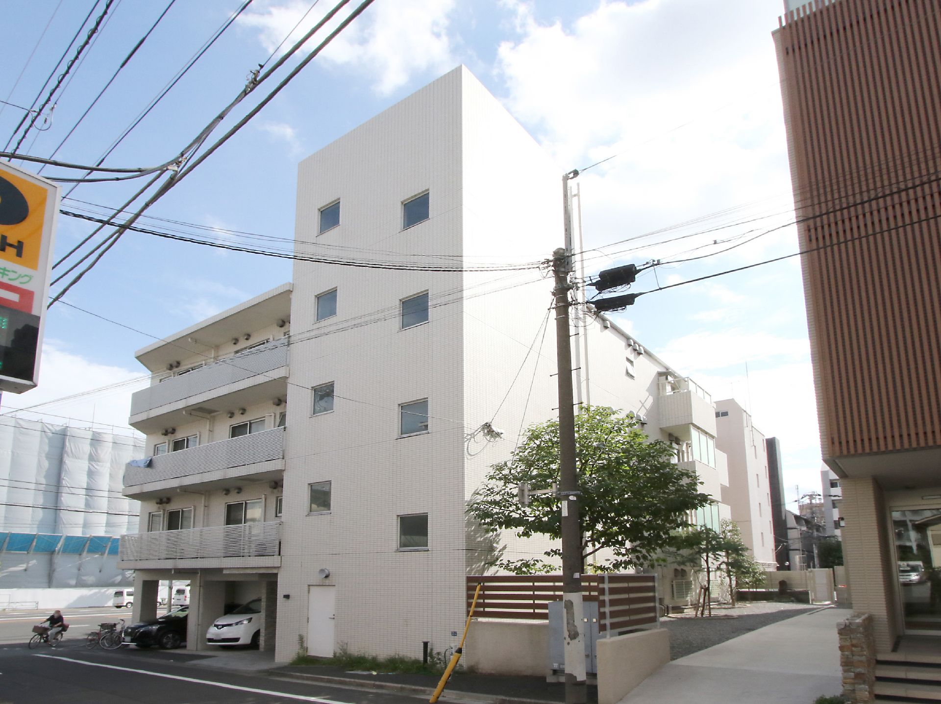 道路沿いに立地している白い外観で５階建ての建物