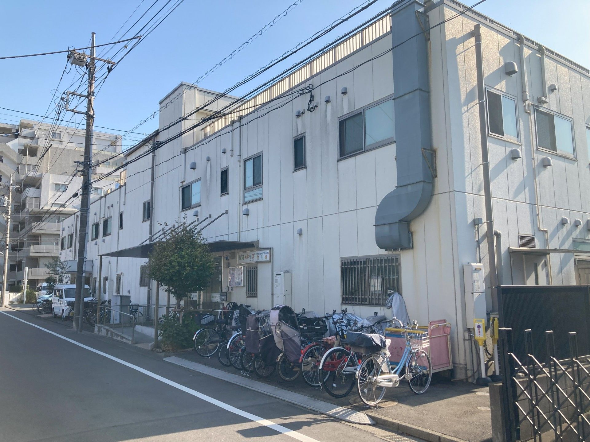 都会の日差しの建物