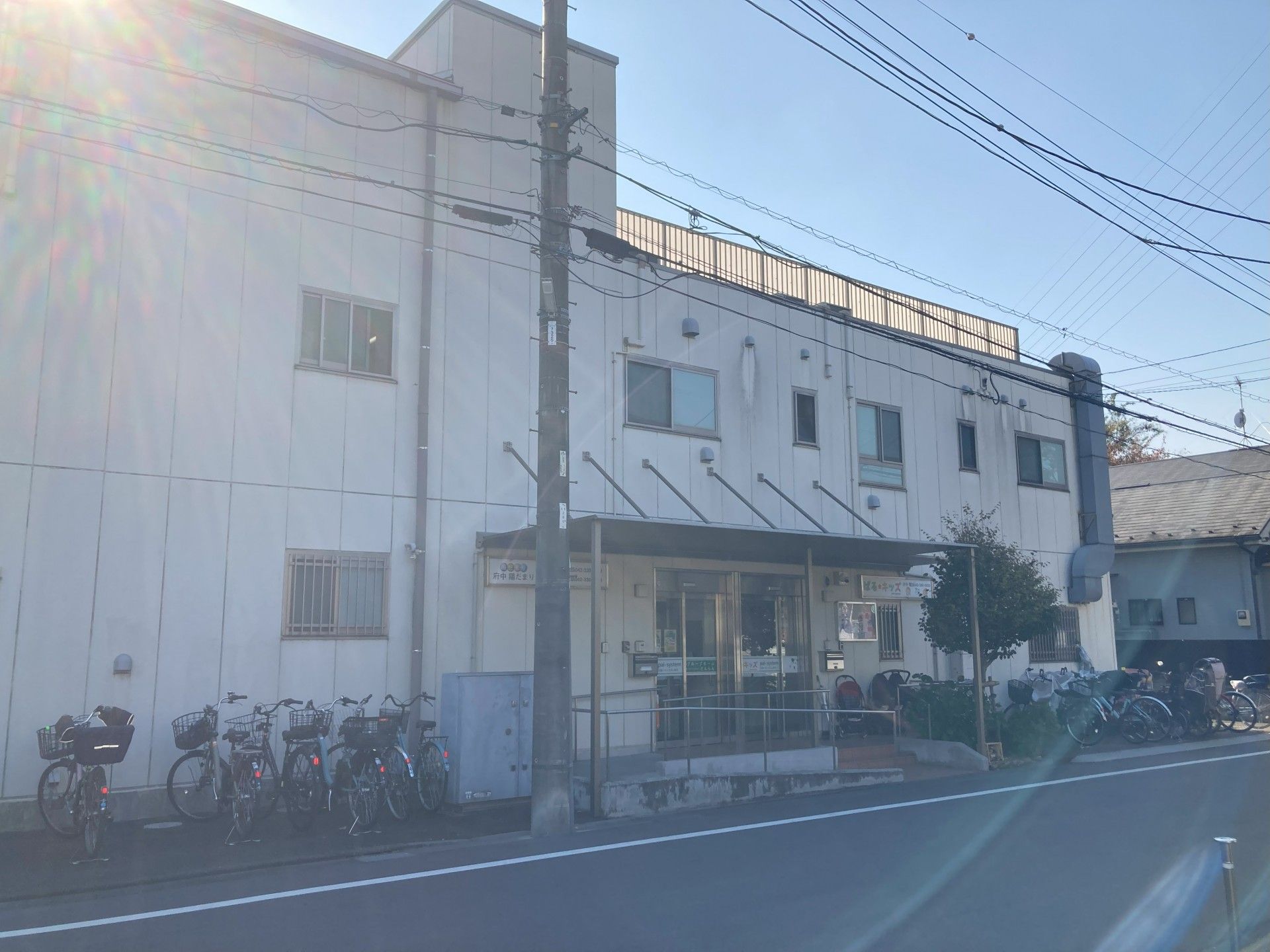日差しの中の建物正面