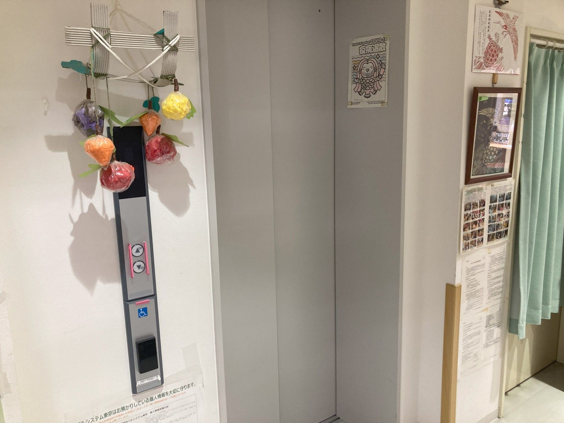 手作り装飾のあるエレベーター