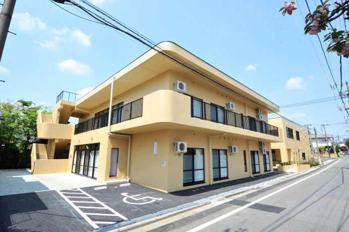 明るい外観の建物