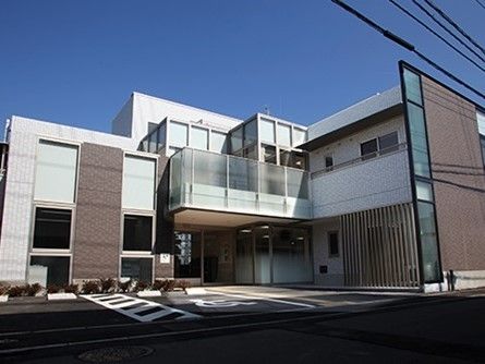 近代的な２階建ての建物にはベランダが付き、大きな窓も付いている。