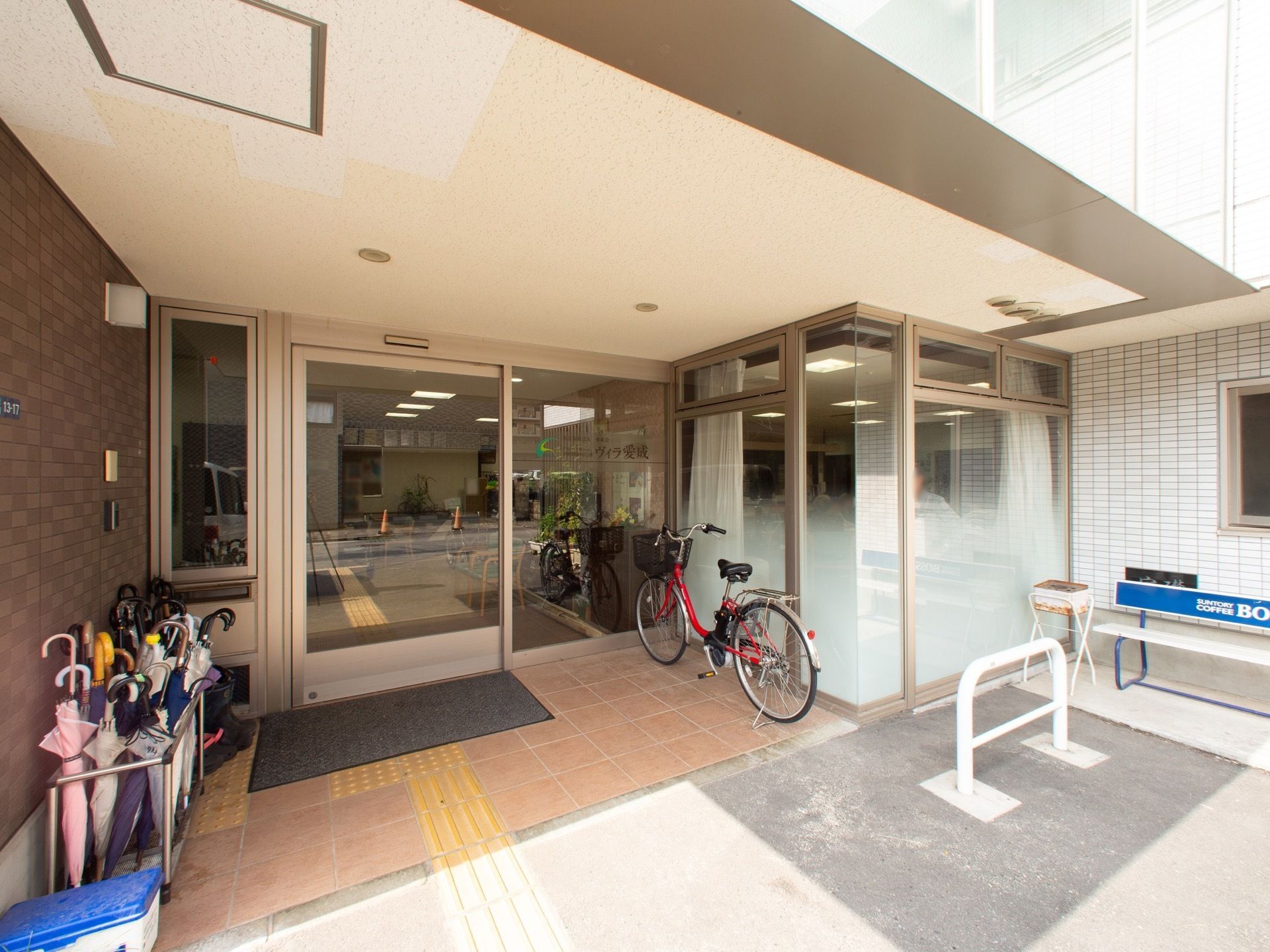 入口は自動扉で大きく開閉するため、出入りが楽にできる。大きな屋根が付いているため、雨天時の出入りを落ち着いて行える。
