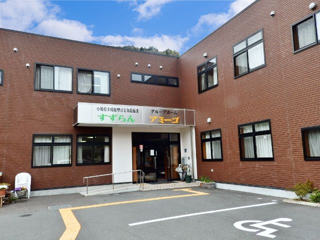 入口が広い施設正面