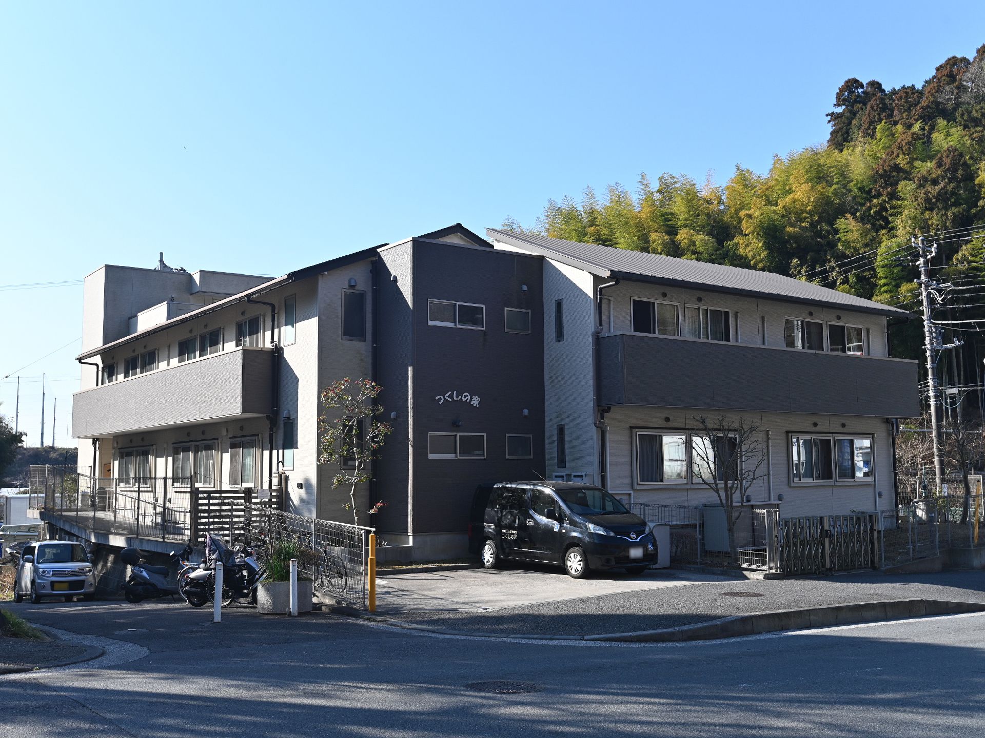 駐車場から撮影した介護施設の外観