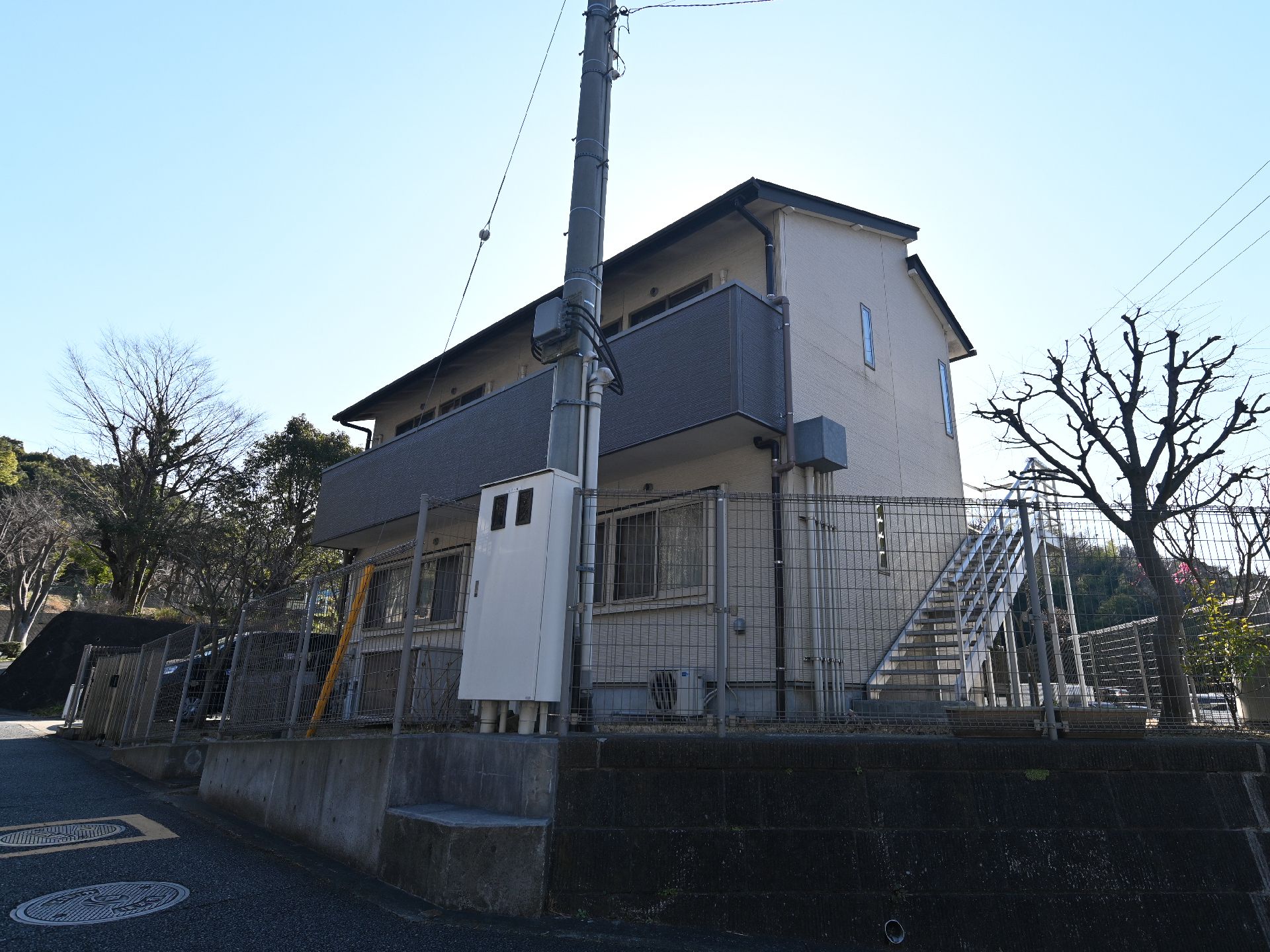 介護施設の前にある、整備されている道路から撮影された介護施設の外観