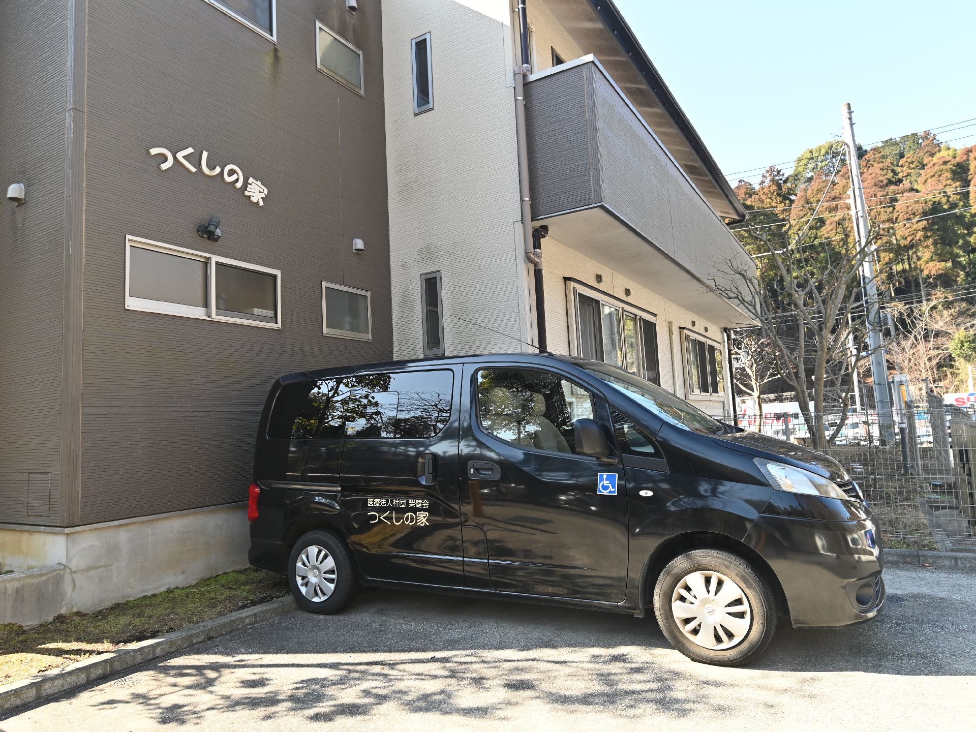 駐車場の出入り口から見た、斜め前から見た施設全体の外観
