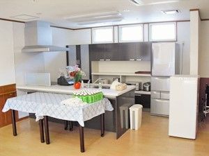キッチンとリビングが一体になった小さなスペース。少人数で暮らす設備