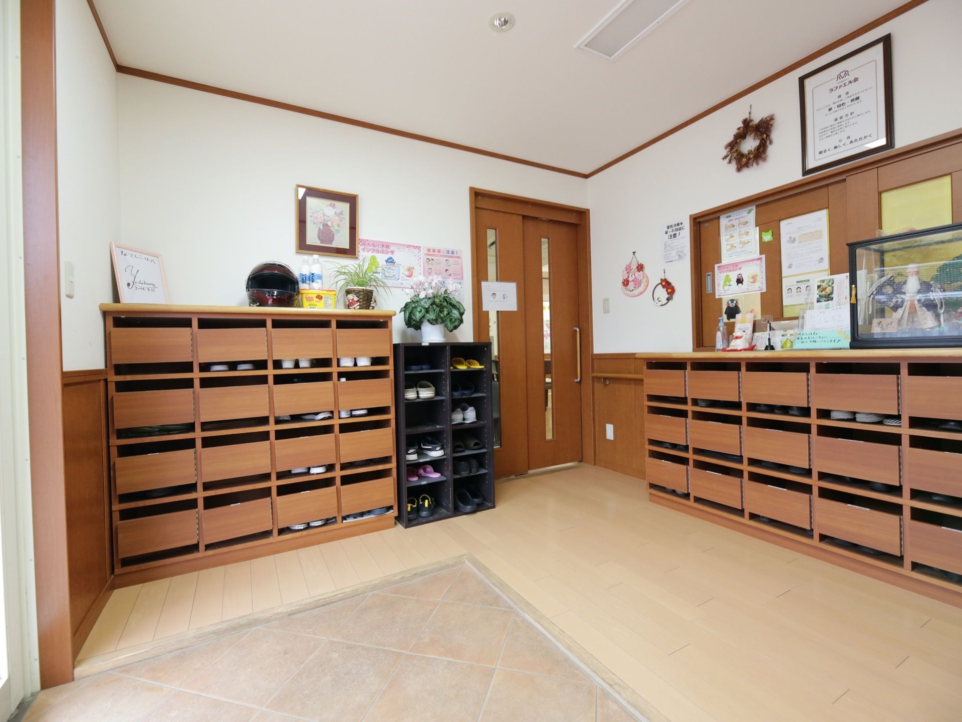 フラットな構造の玄関には、多数の靴箱が取り付けられている。邪魔になるものが置かれていないので、靴が取り出しやすく、スムーズに出入りできる。
