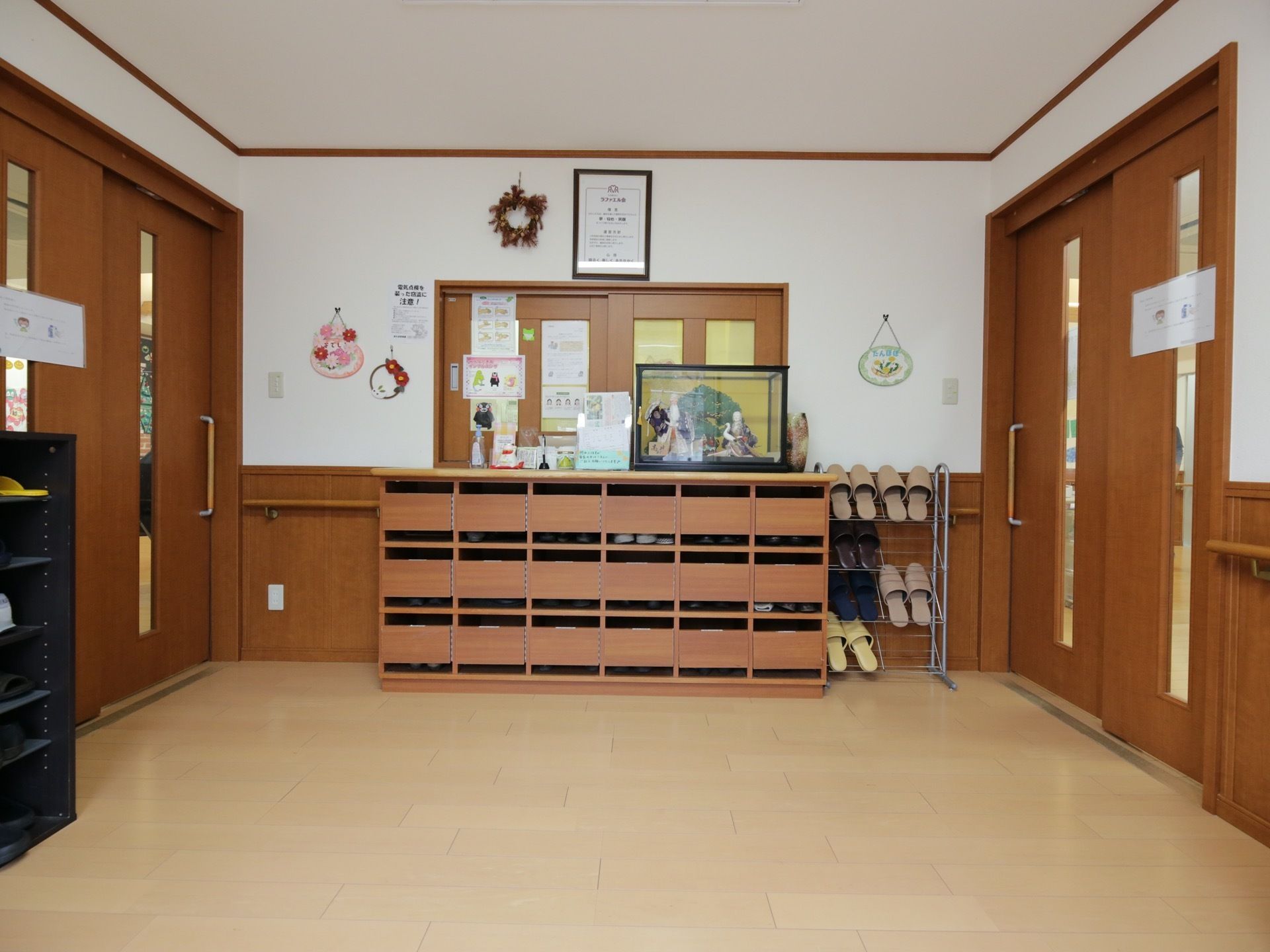 広々とした玄関である。入居者様のための靴箱のほか、来訪者様向けのスリッパも用意されている。段差がないので車椅子をご利用の方も通りやすい。