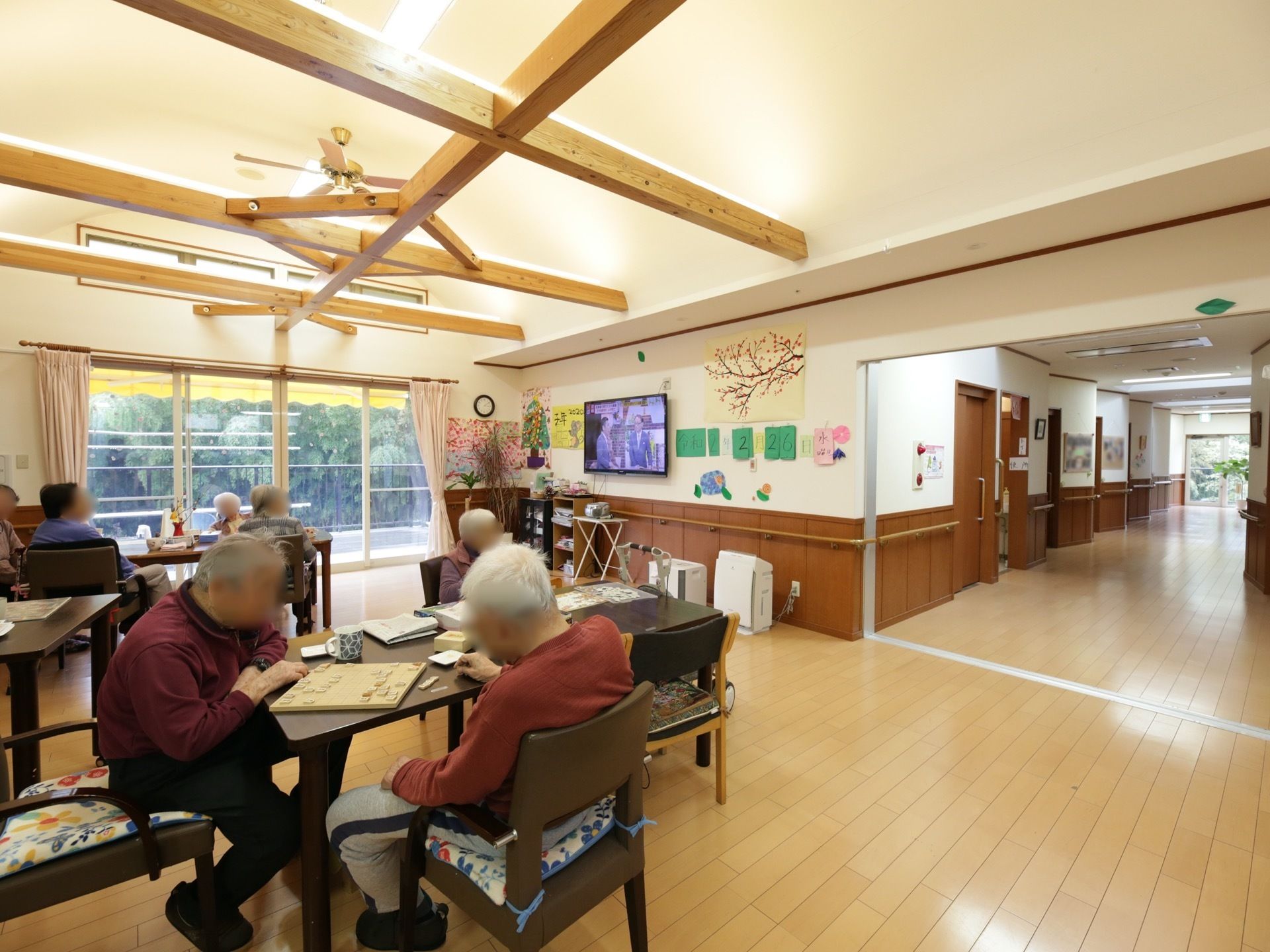 大きな窓から外が見える共有スペースである。テレビ鑑賞や、入居者様同士でテーブルゲームなどを楽しむことができる。