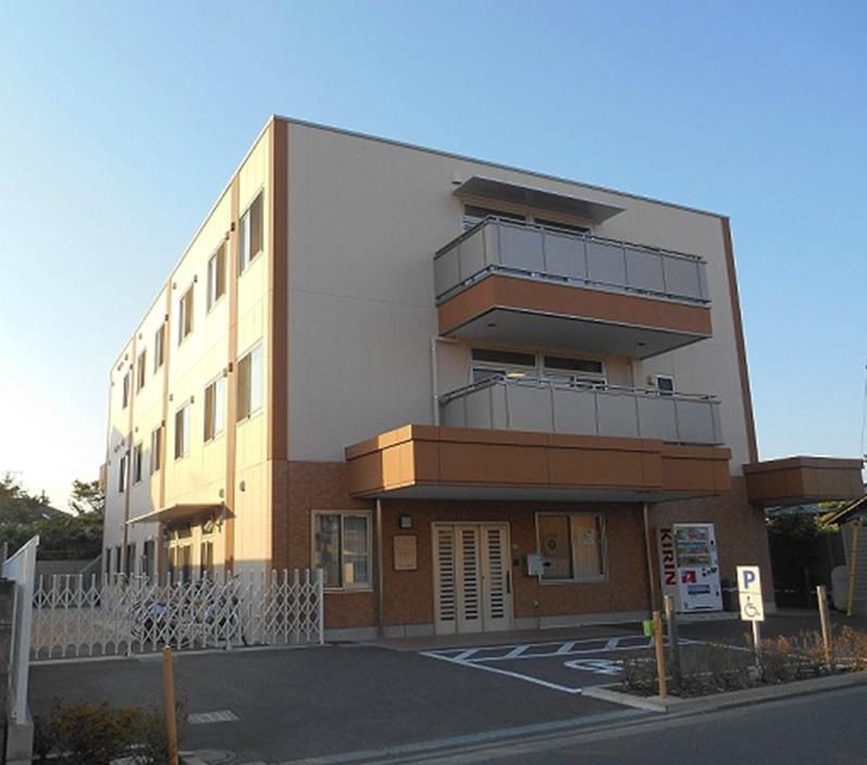 明るい外観の建物