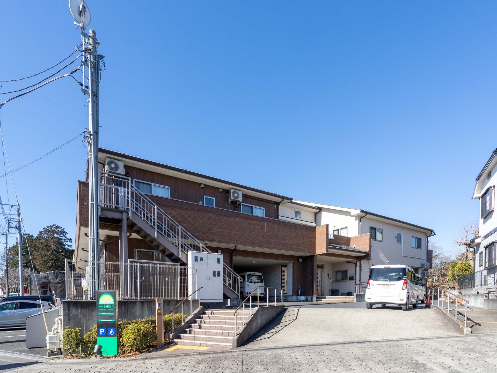 駐車場と建物の外観