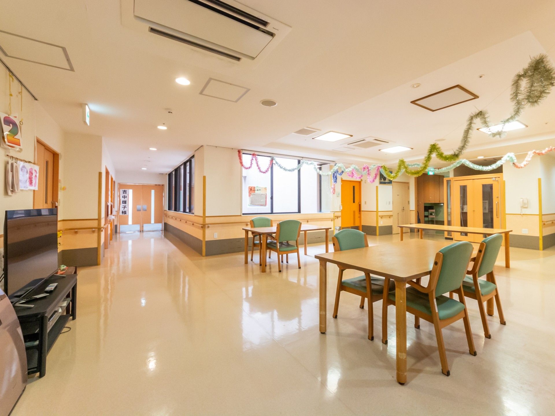 飾り付けが施された広間