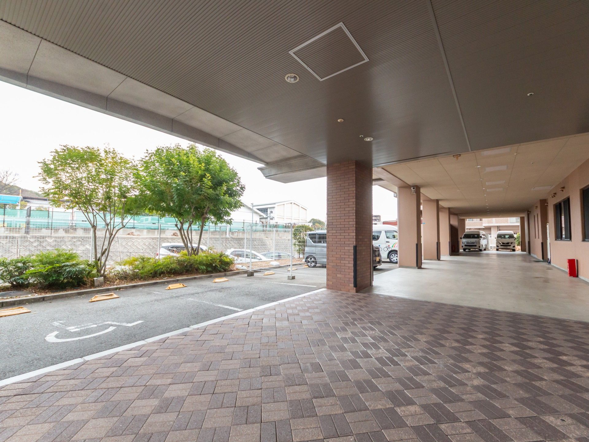 車寄せのあるエントランス