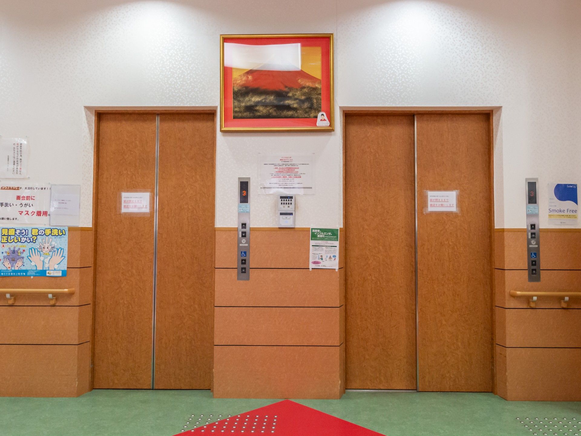 エレベーター前の廊下