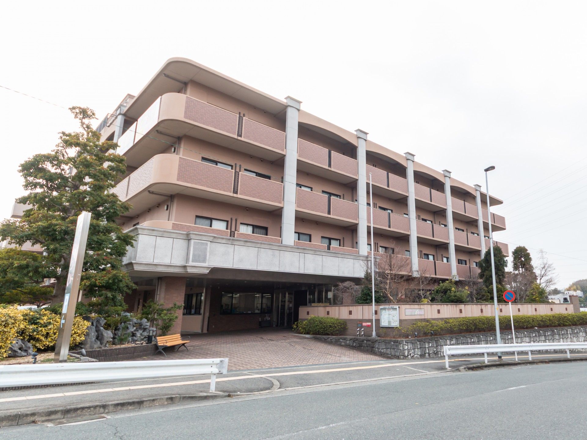 落ち着いた外観の建物