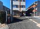 静かな住宅街の建物外観
