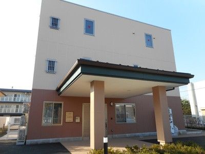 明るい外観の建物入口