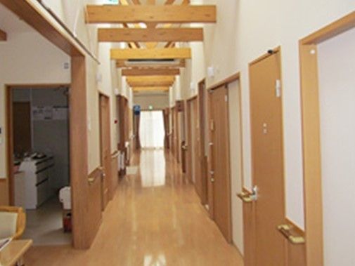廊下には手すりが設置されており、楽に歩くことができる。