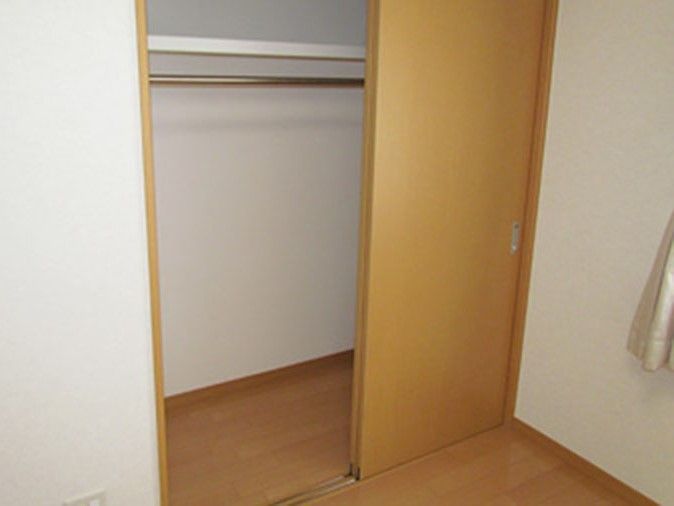 居室内には、広い収納スペースを完備している。洋服を掛けるポールや帽子やカバンなどを置く棚があるので十分収納ができる。