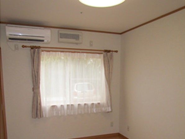 清潔感のある明るい居室である。フローリングの床は夏は気持ちがよく、ホコリが溜まりにくいので快適な生活が望める。