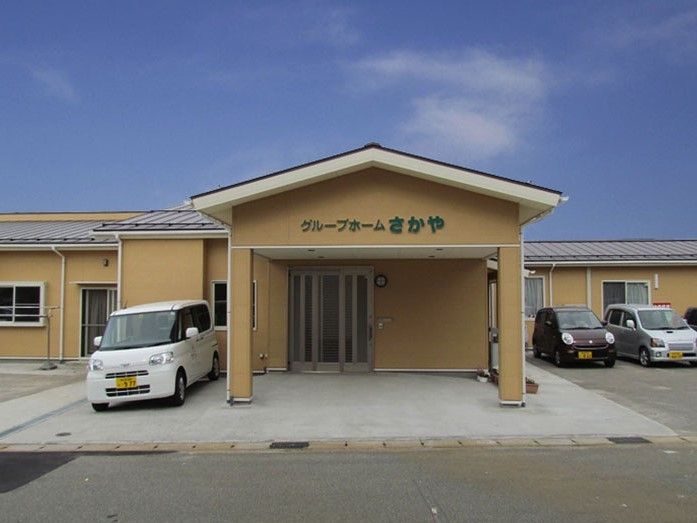爽やかな雰囲気のある平家建ての施設である。エントランスには大きな屋根が完備されているので、雨が降り込んで濡れる心配がない。
