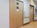 右側の部屋がトイレで左側が浴室となっている。それぞれに名称を入れたプレートが壁に取り付けてある。２室の中央に、縦、横の手すりが付いている。