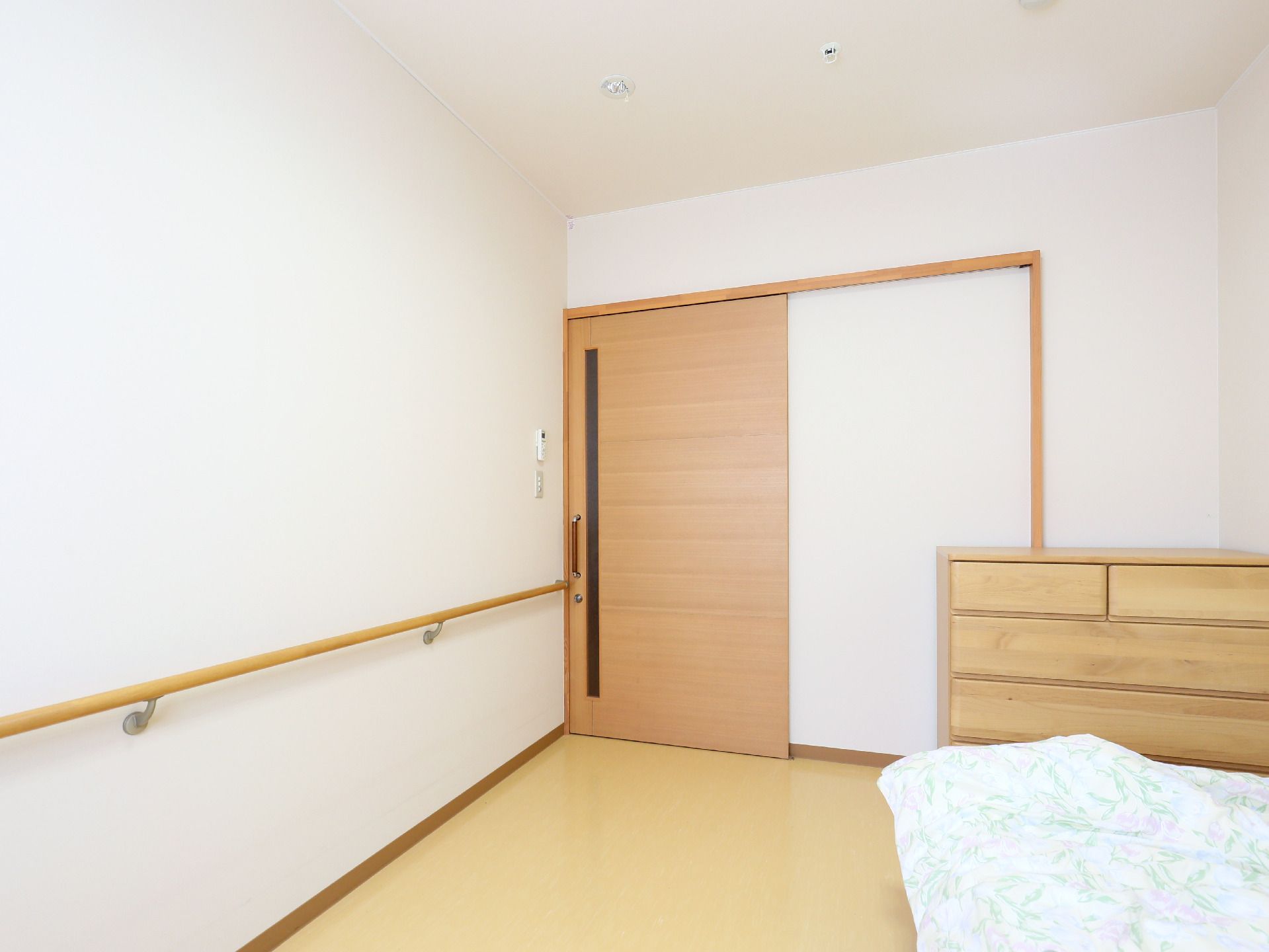 シンプルなフローリング部屋である。白壁に明るいブラウン調の床色。