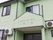 エントランスは奥まった造りになっていて、屋根がついている。三角屋根の壁には、施設名がシルバーの文字で記載されている。