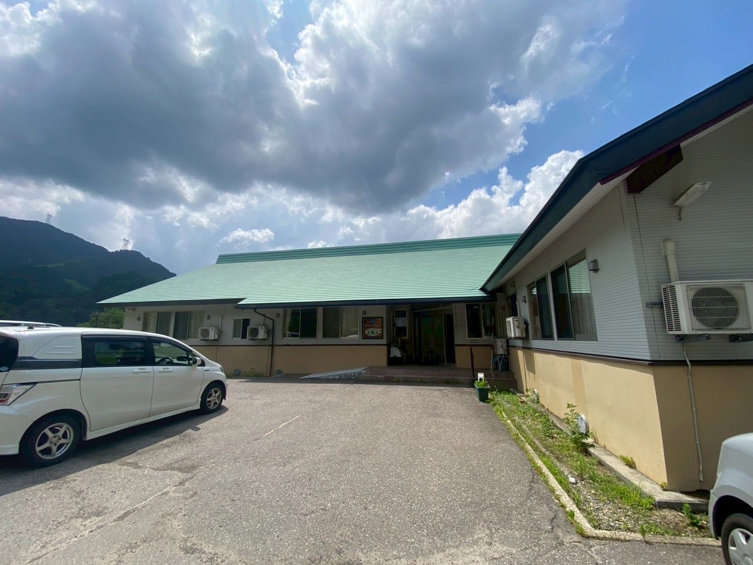 青空の下の建物外観