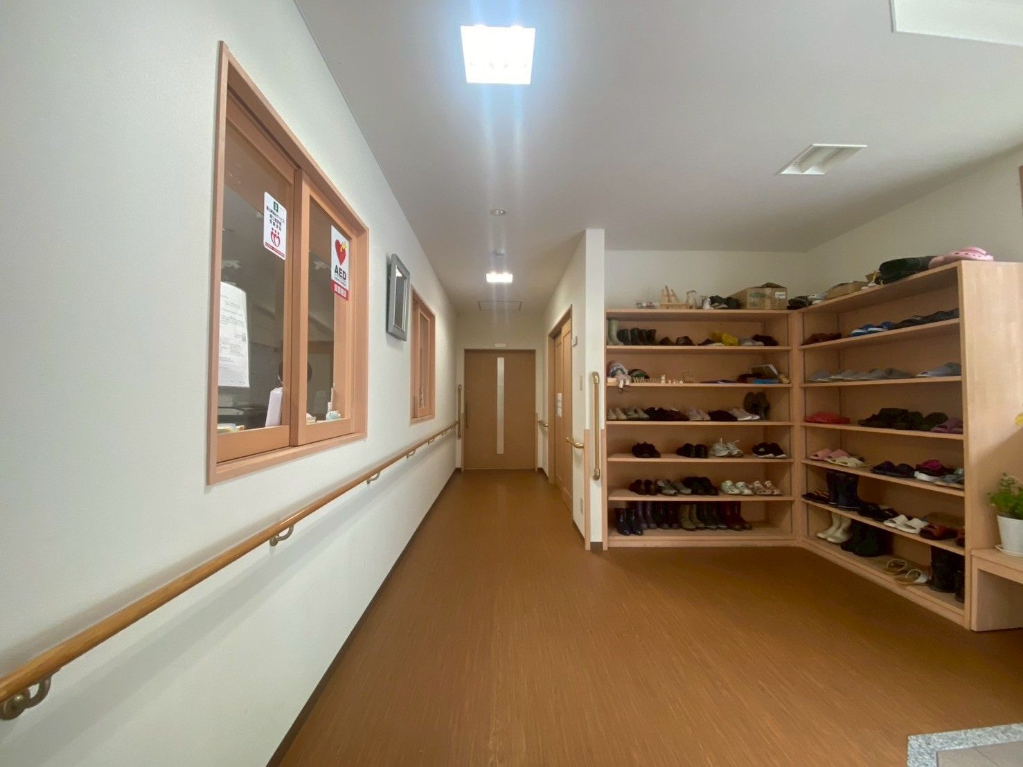 靴棚のある廊下
