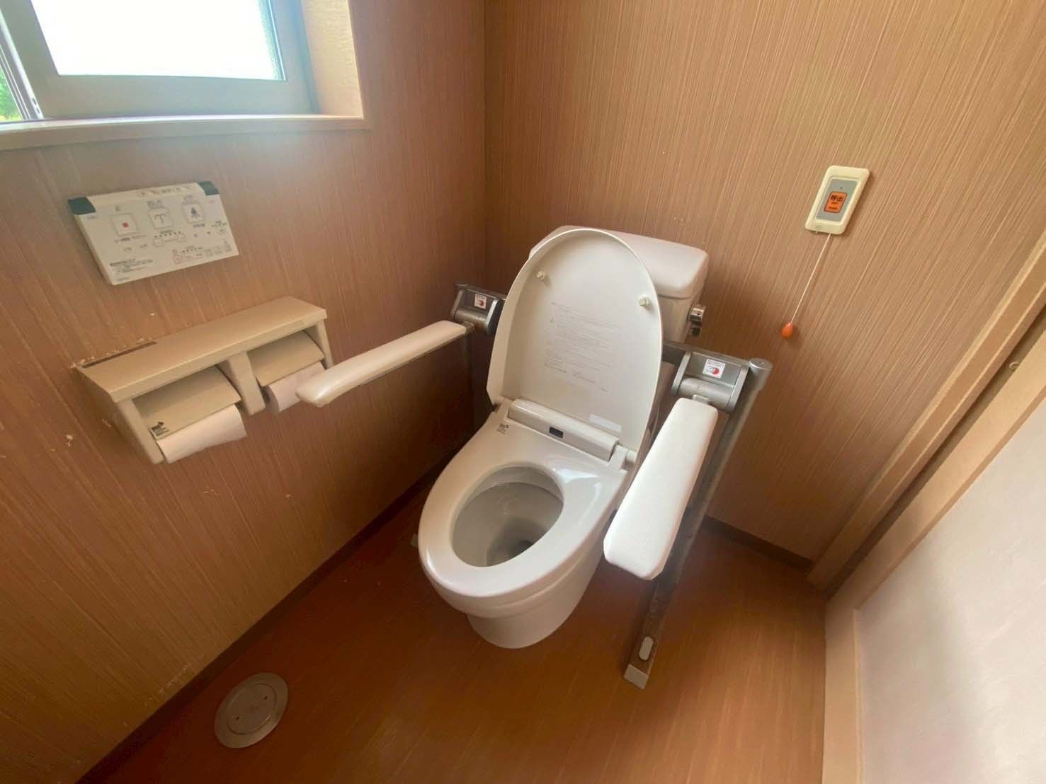 手すり付きのトイレ