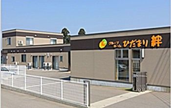明るい外観の建物正面