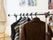 個室の部屋には、ハンガーラックが用意されており、洋服がかけられている。壁には入居者様の写真が飾られている。