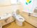 洗面スペースが併設されたトイレである。トレイには背もたれが設置されており、壁には手すりが付けられている