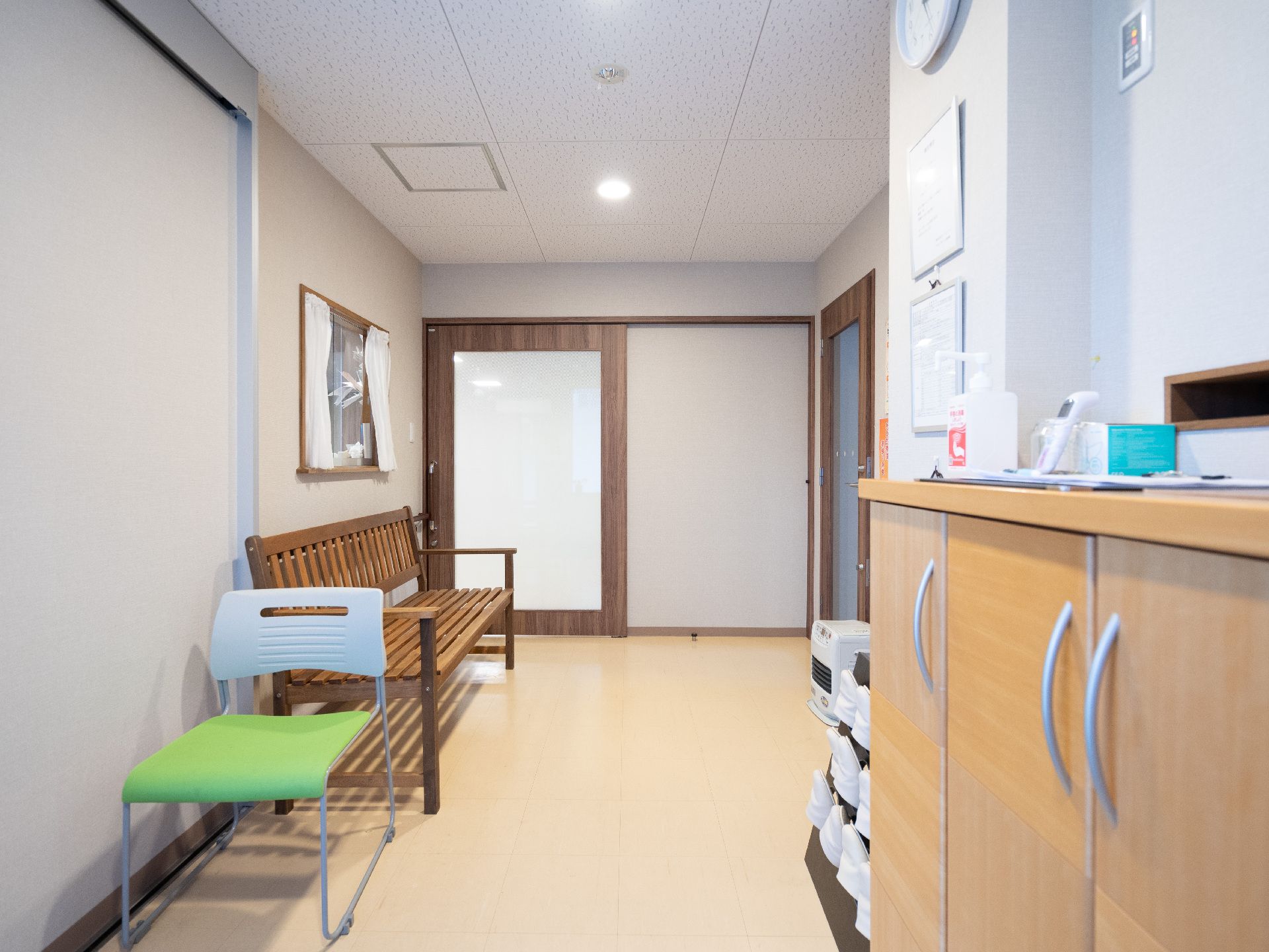 椅子や靴箱が設置された玄関