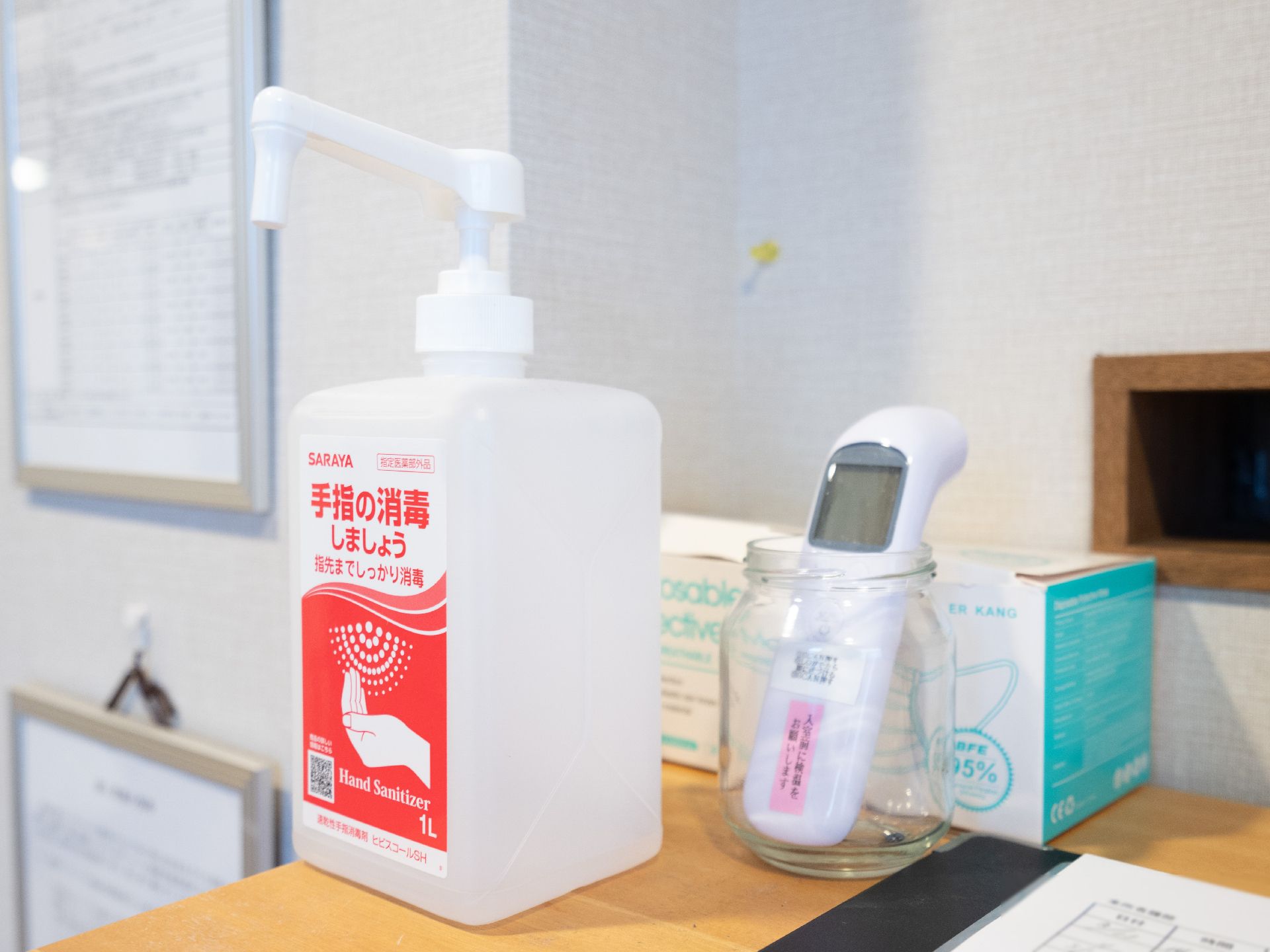 体温計と手指消毒が設置された棚